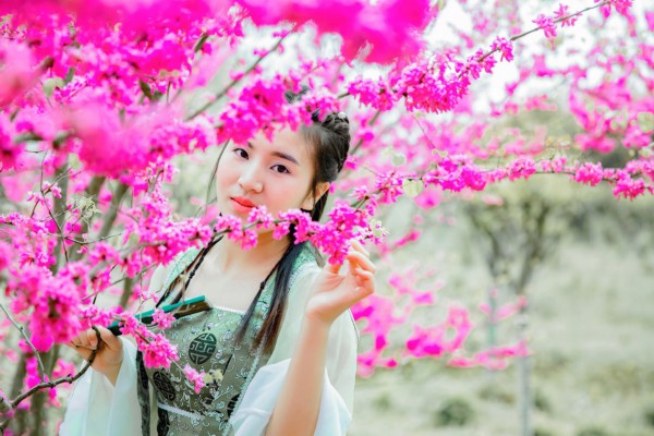 In recent days, I have always been unhappy, and my mood is similar to the weather in Zhongzhou. I remember that I told Zhuang Nianhua not to stay in Zhongzhou often. It is not suitable for sad people for a long time, and it is even more depressing.